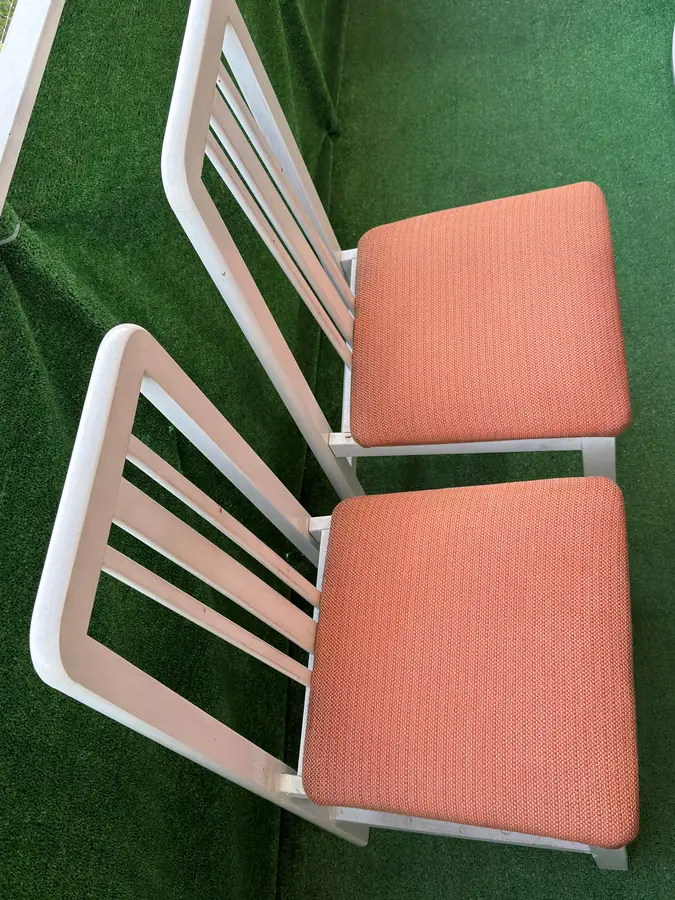 Después: Las mismas sillas con la tela del asiento limpia
